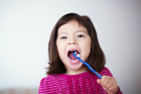 Владимир Лосев: почему дети чистят зубы с раннего детства, а кариес появляется стремительно быстро